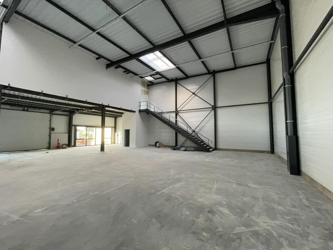 Local d'activité Saint-Quentin-Fallavier 1740m² Location local d'activité Saint-Quentin-Fallavier Isère OLACT2316912 3
